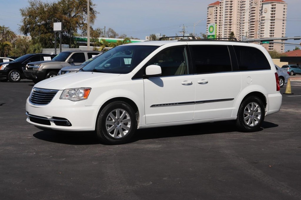 Chrysler Town & Country Vehicle Full-screen Gallery Image 03