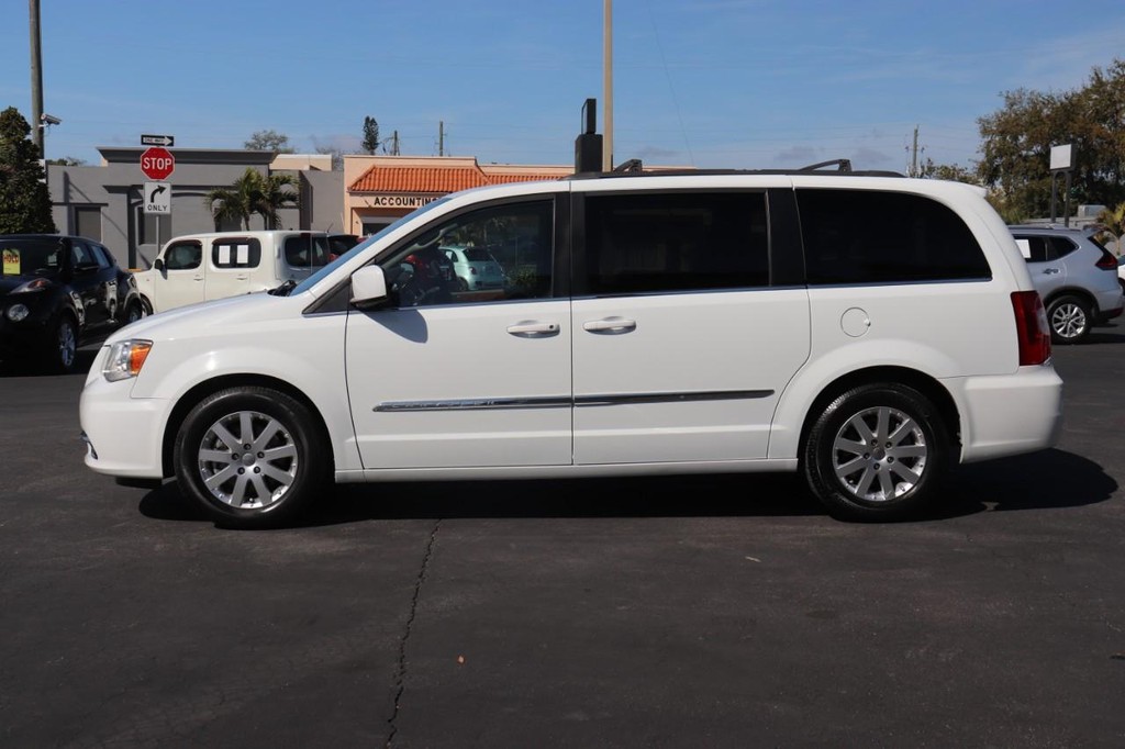 Chrysler Town & Country Vehicle Full-screen Gallery Image 04