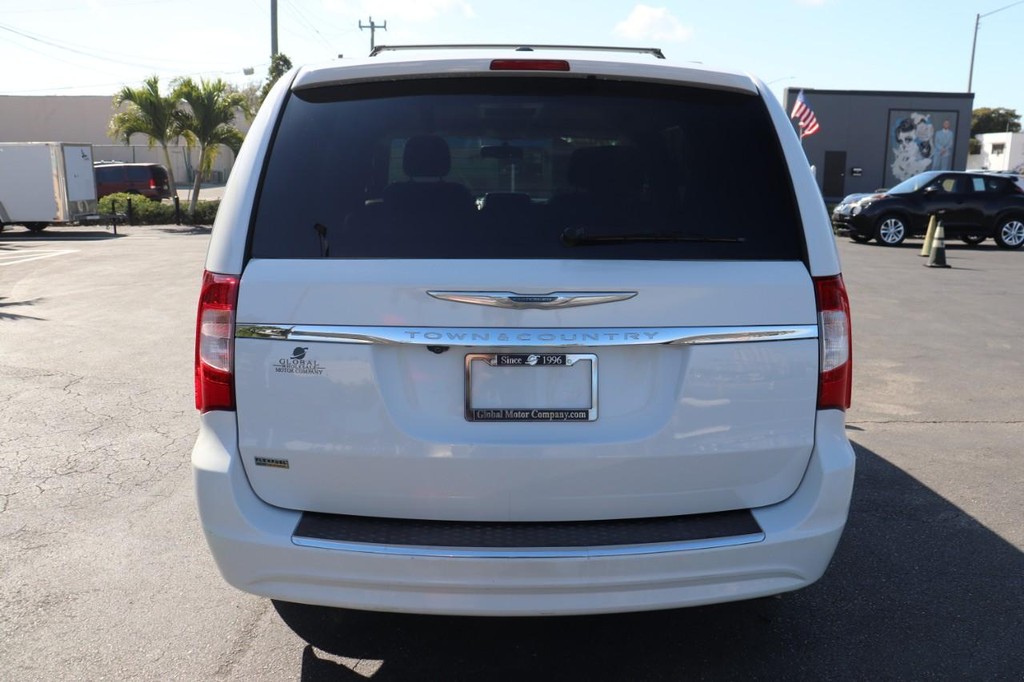 Chrysler Town & Country Vehicle Full-screen Gallery Image 07