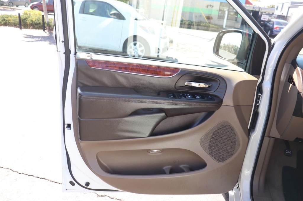 Chrysler Town & Country Vehicle Full-screen Gallery Image 10