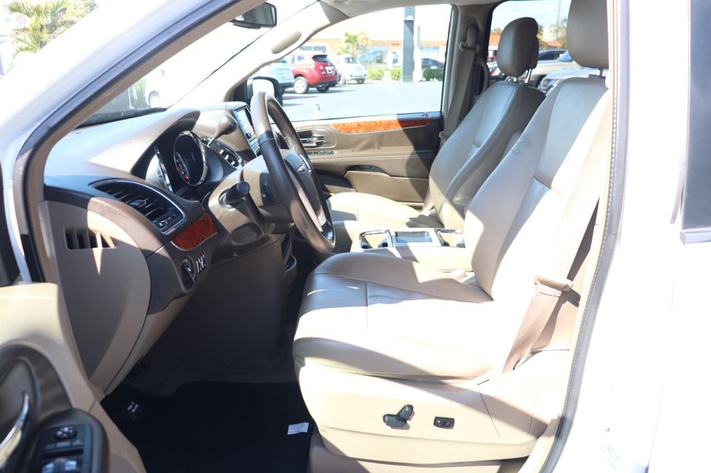 Chrysler Town & Country Vehicle Full-screen Gallery Image 11