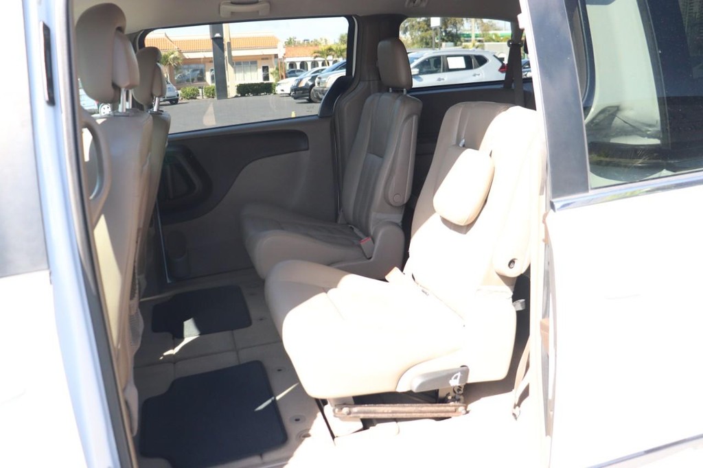 Chrysler Town & Country Vehicle Full-screen Gallery Image 13