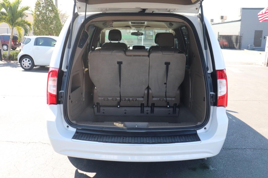 Chrysler Town & Country Vehicle Full-screen Gallery Image 15