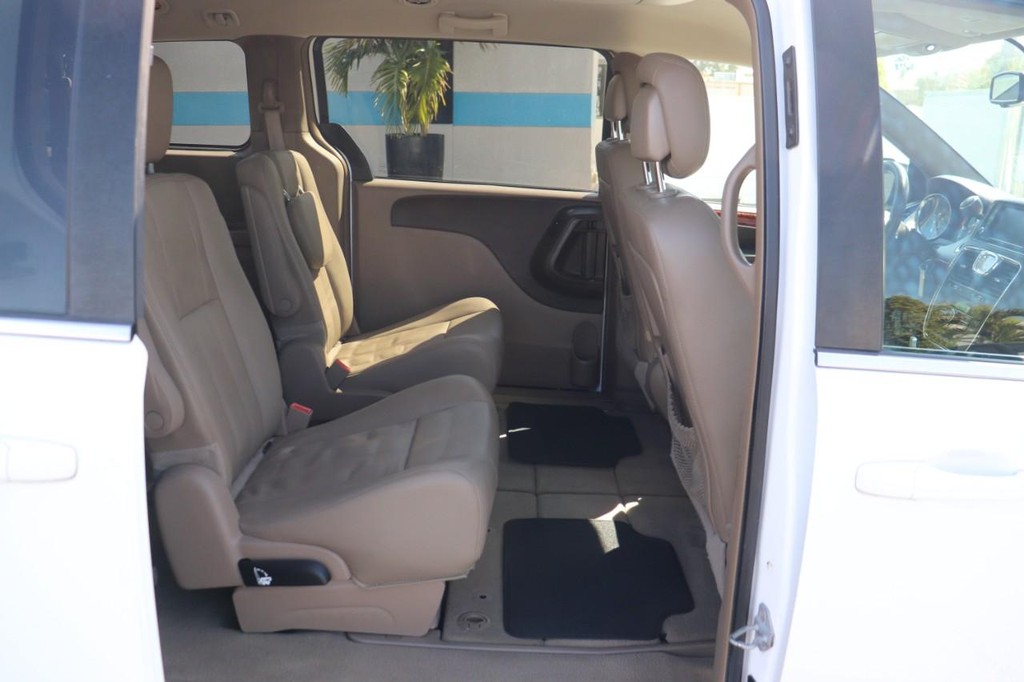 Chrysler Town & Country Vehicle Full-screen Gallery Image 16