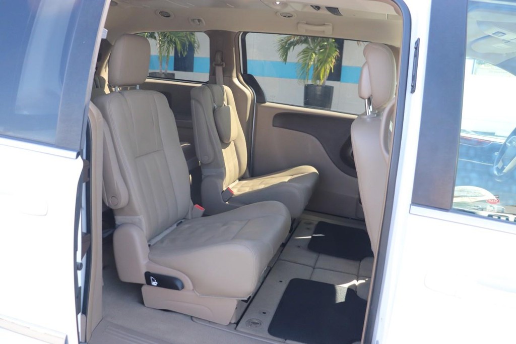 Chrysler Town & Country Vehicle Full-screen Gallery Image 17