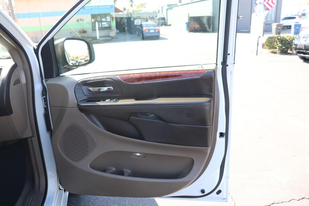 Chrysler Town & Country Vehicle Full-screen Gallery Image 18