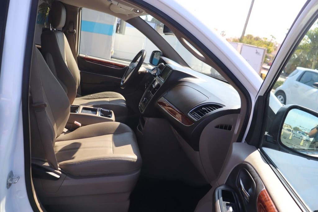 Chrysler Town & Country Vehicle Full-screen Gallery Image 19