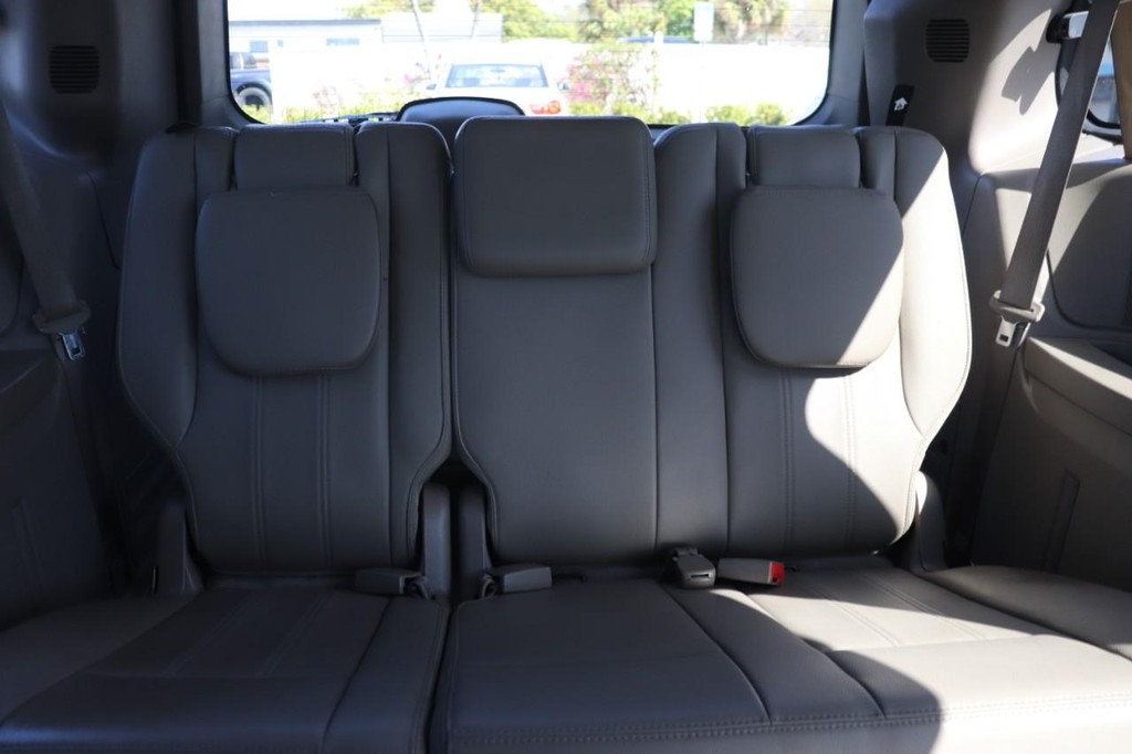 Chrysler Town & Country Vehicle Full-screen Gallery Image 21