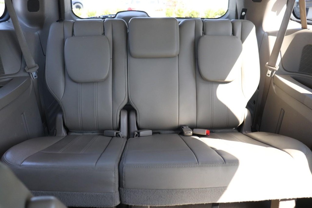 Chrysler Town & Country Vehicle Full-screen Gallery Image 22