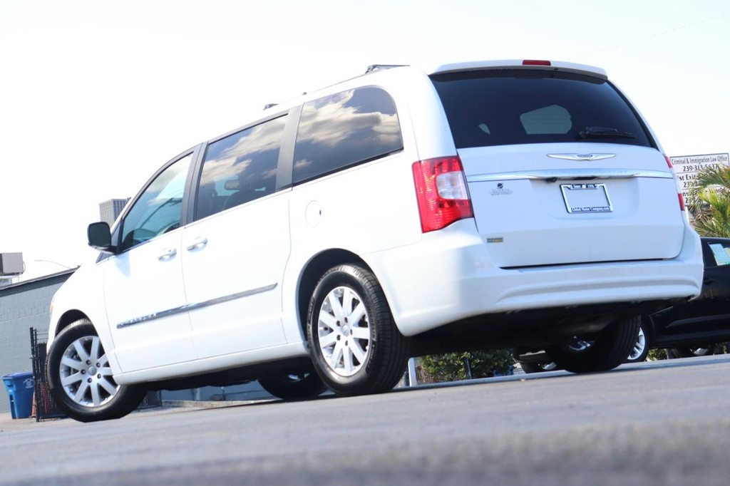 Chrysler Town & Country Vehicle Full-screen Gallery Image 27
