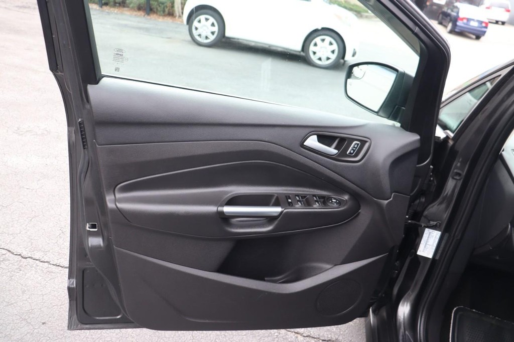 Ford C-Max Energi Vehicle Full-screen Gallery Image 11