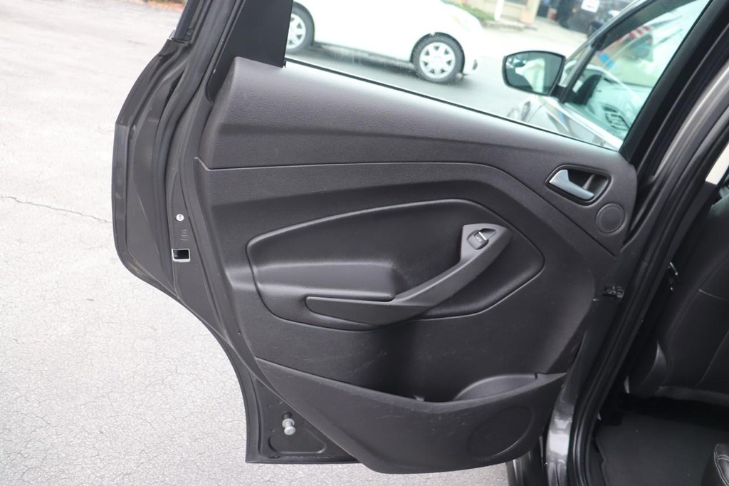 Ford C-Max Energi Vehicle Full-screen Gallery Image 14