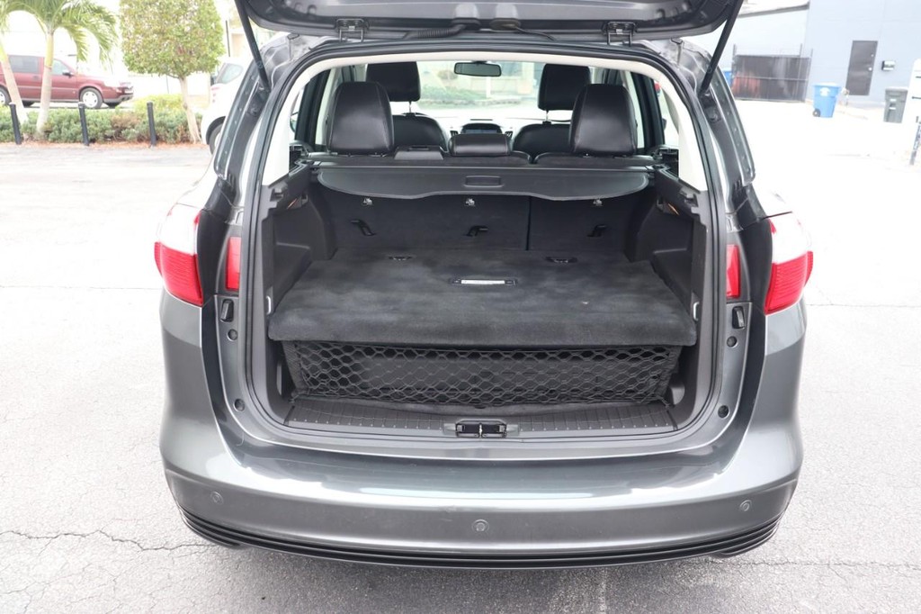 Ford C-Max Energi Vehicle Full-screen Gallery Image 17