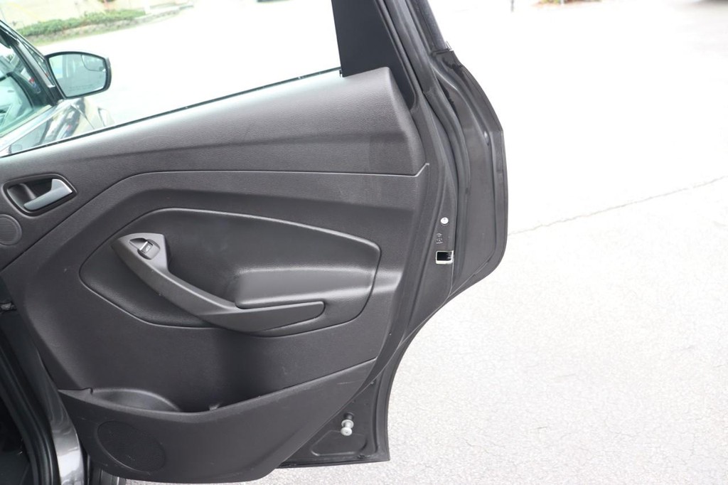 Ford C-Max Energi Vehicle Full-screen Gallery Image 18