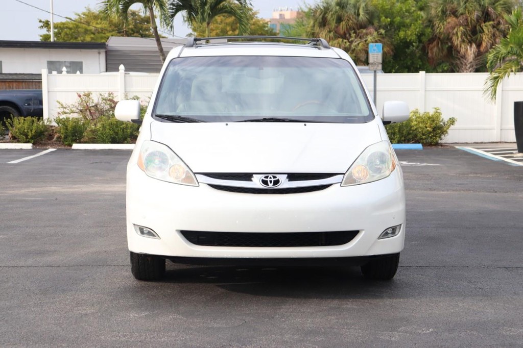 Toyota Sienna Vehicle Full-screen Gallery Image 02