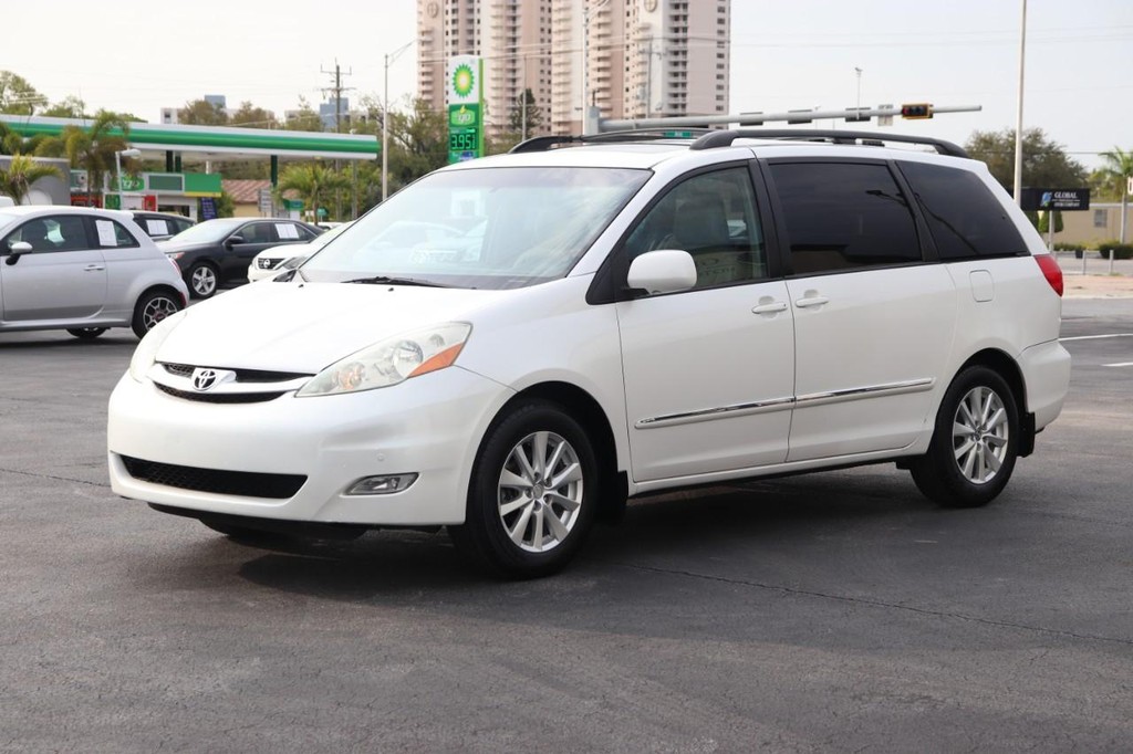 Toyota Sienna Vehicle Full-screen Gallery Image 03