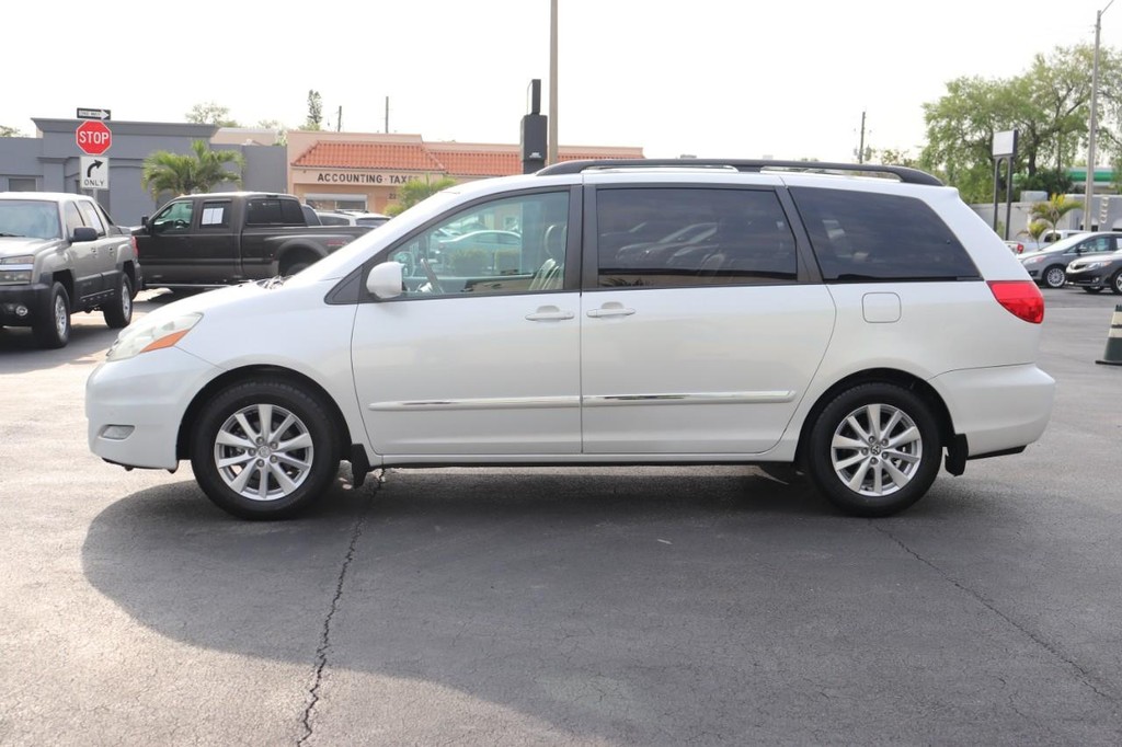 Toyota Sienna Vehicle Full-screen Gallery Image 04