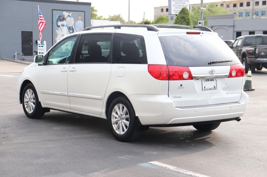 Toyota Sienna Vehicle Full-screen Gallery Image 06