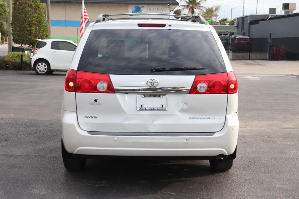 Toyota Sienna Vehicle Full-screen Gallery Image 07