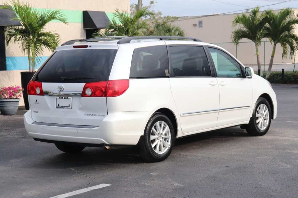 Toyota Sienna Vehicle Full-screen Gallery Image 08