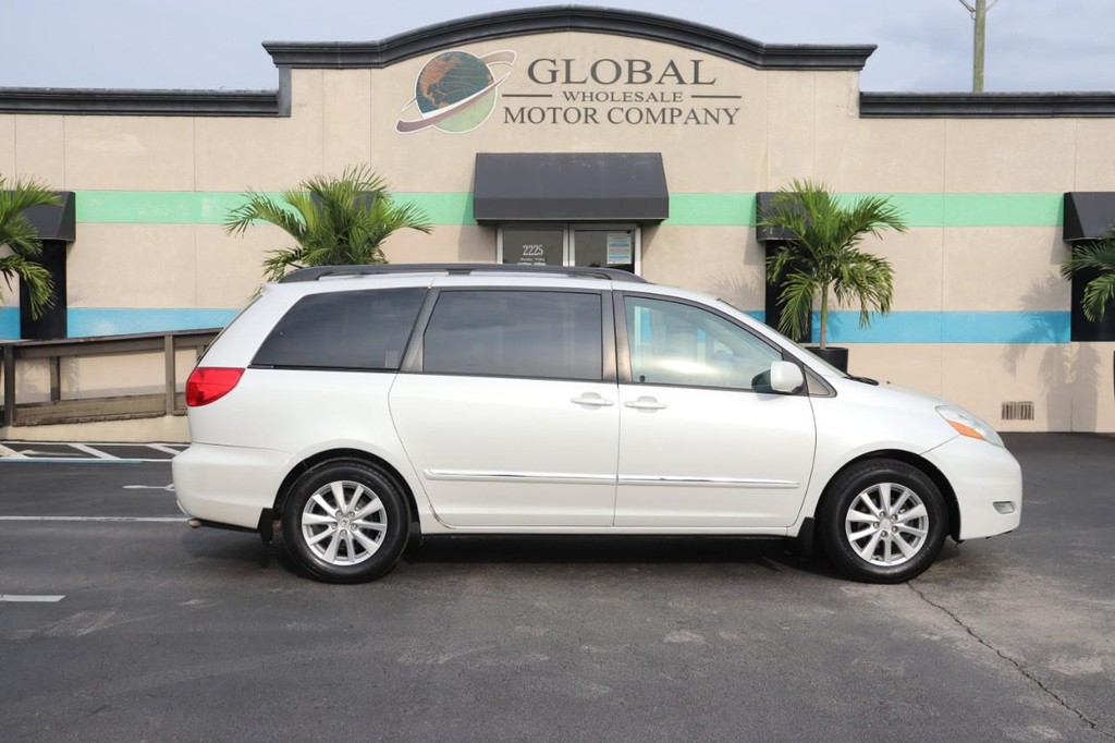 Toyota Sienna Vehicle Full-screen Gallery Image 09