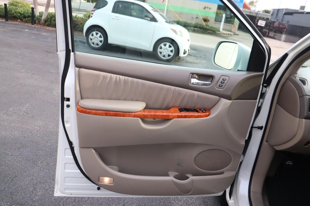 Toyota Sienna Vehicle Full-screen Gallery Image 11