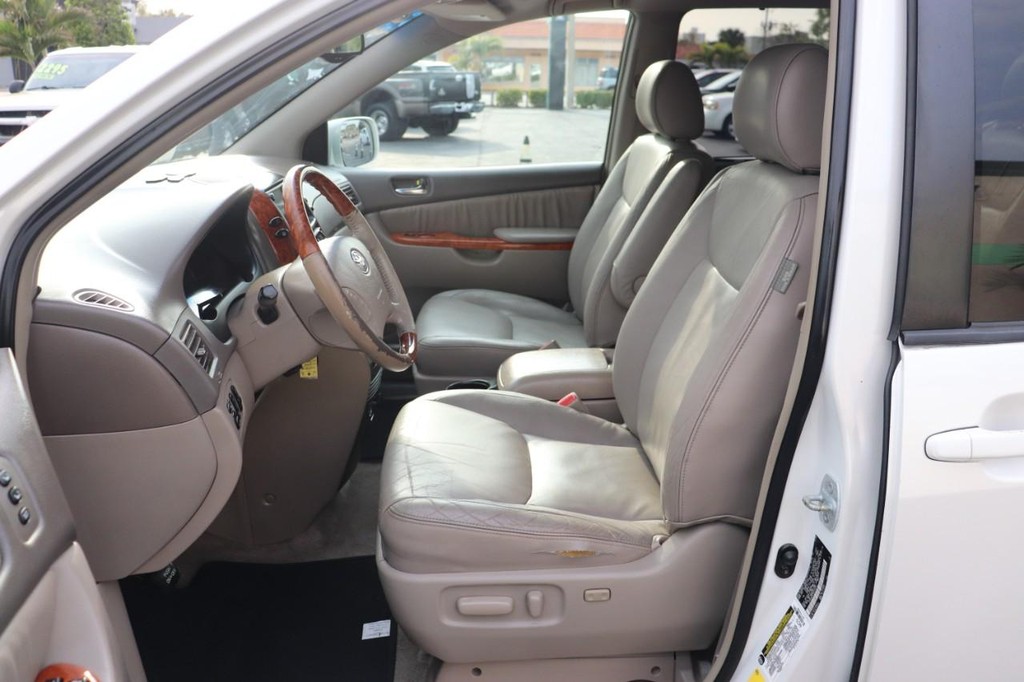 Toyota Sienna Vehicle Full-screen Gallery Image 12