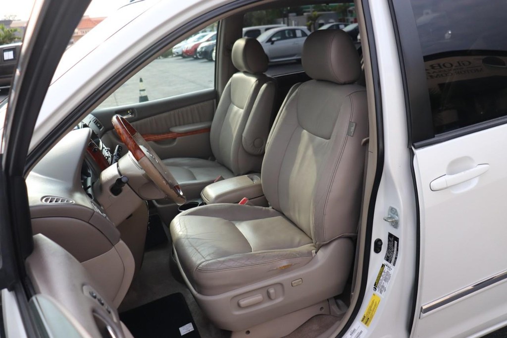 Toyota Sienna Vehicle Full-screen Gallery Image 13