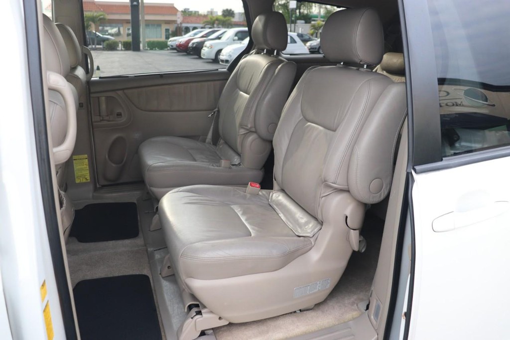 Toyota Sienna Vehicle Full-screen Gallery Image 14