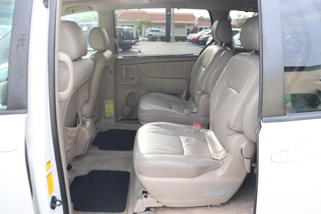 Toyota Sienna Vehicle Full-screen Gallery Image 15