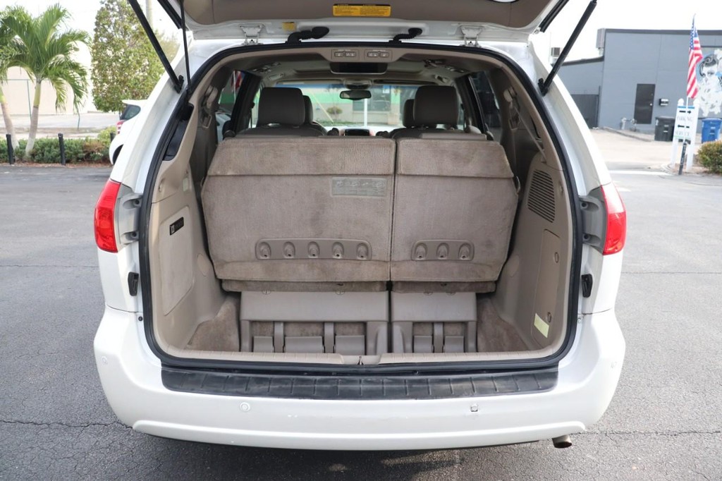 Toyota Sienna Vehicle Full-screen Gallery Image 16