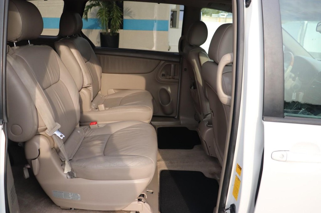 Toyota Sienna Vehicle Full-screen Gallery Image 17