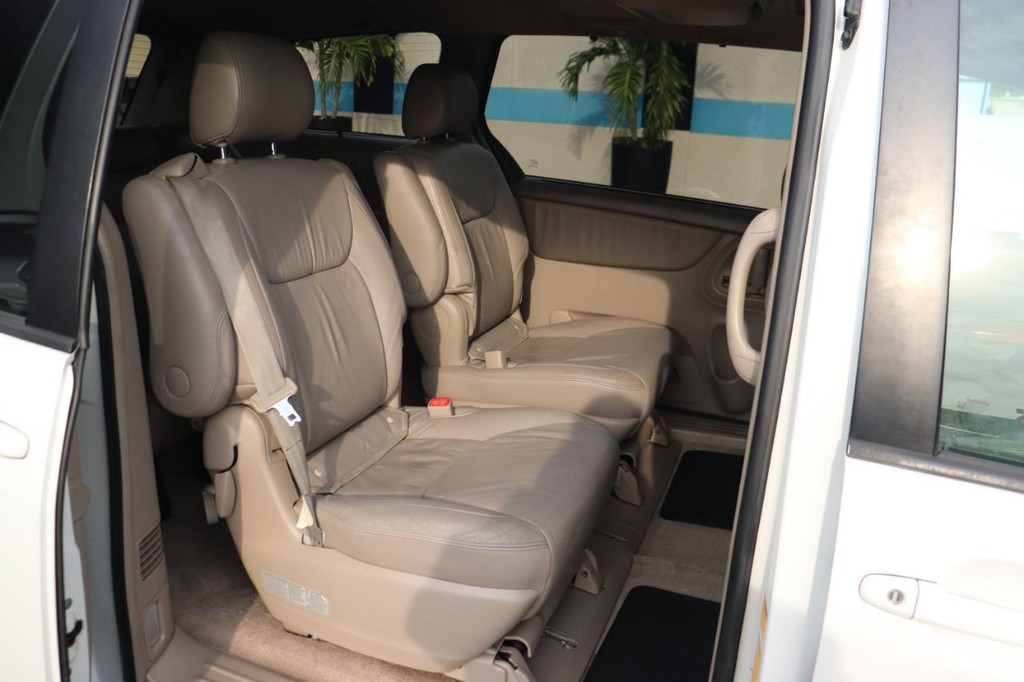 Toyota Sienna Vehicle Full-screen Gallery Image 18