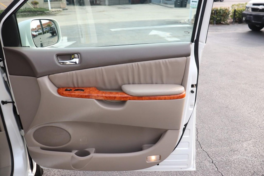 Toyota Sienna Vehicle Full-screen Gallery Image 19