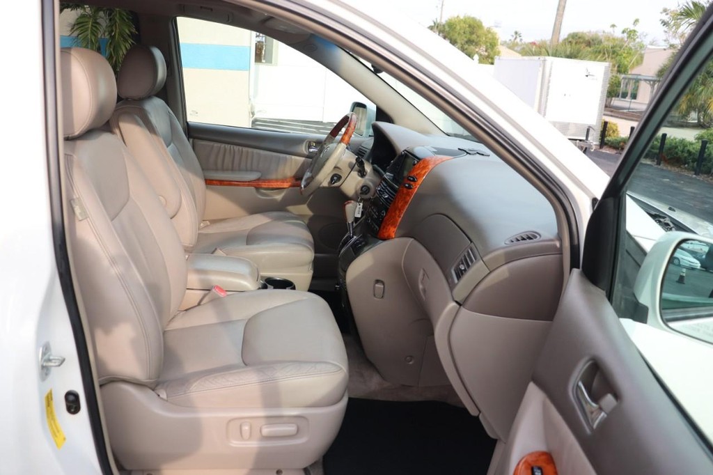 Toyota Sienna Vehicle Full-screen Gallery Image 20