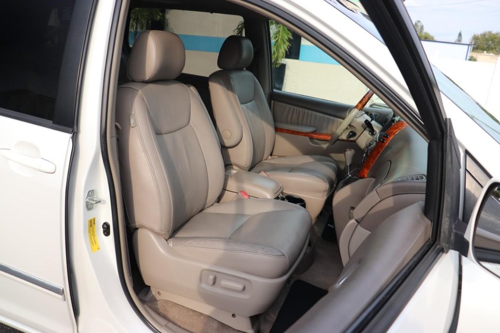 Toyota Sienna Vehicle Full-screen Gallery Image 21