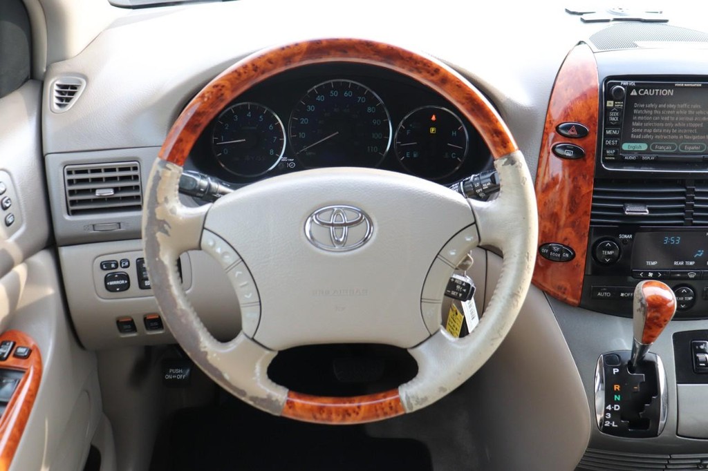 Toyota Sienna Vehicle Full-screen Gallery Image 23