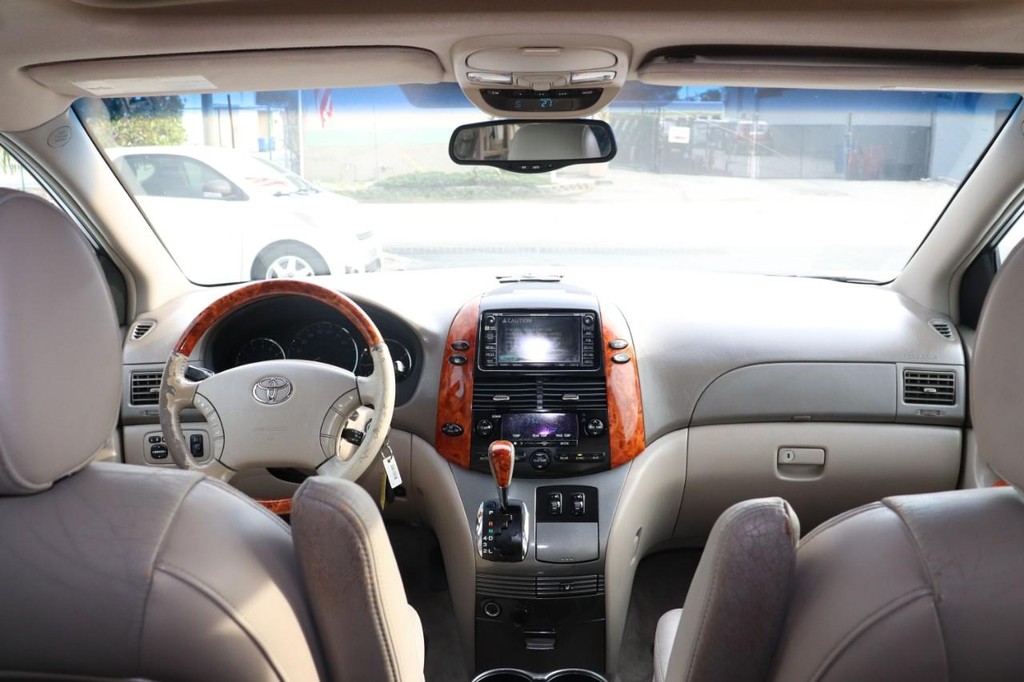 Toyota Sienna Vehicle Full-screen Gallery Image 24