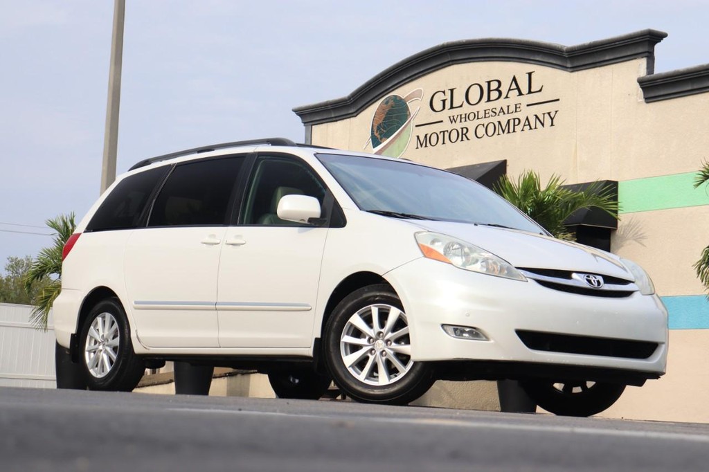 Toyota Sienna Vehicle Full-screen Gallery Image 25