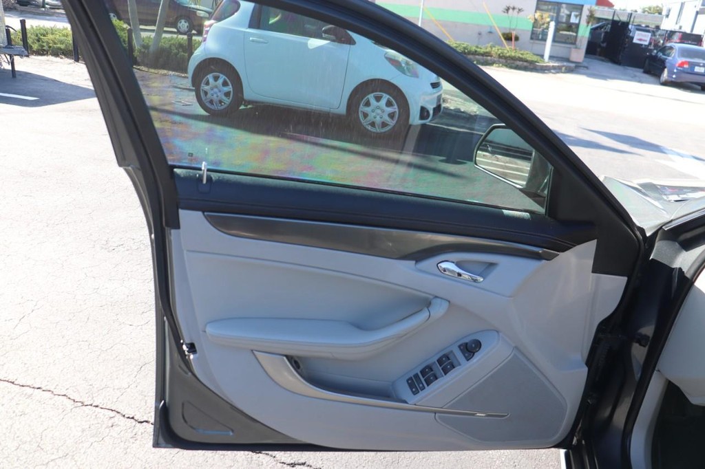 Cadillac CTS Sedan Vehicle Full-screen Gallery Image 11