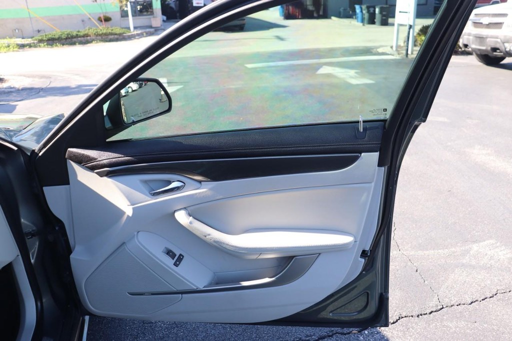 Cadillac CTS Sedan Vehicle Full-screen Gallery Image 20