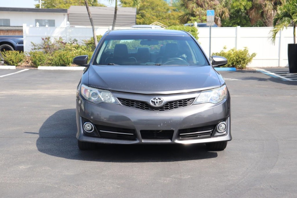 Toyota Camry Vehicle Full-screen Gallery Image 02