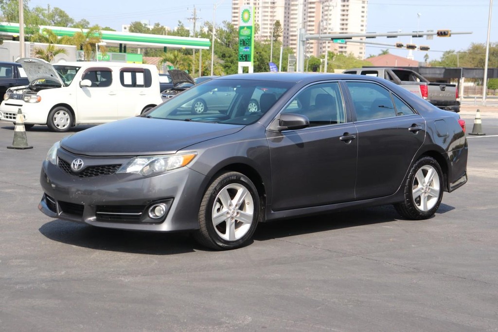 Toyota Camry Vehicle Full-screen Gallery Image 03