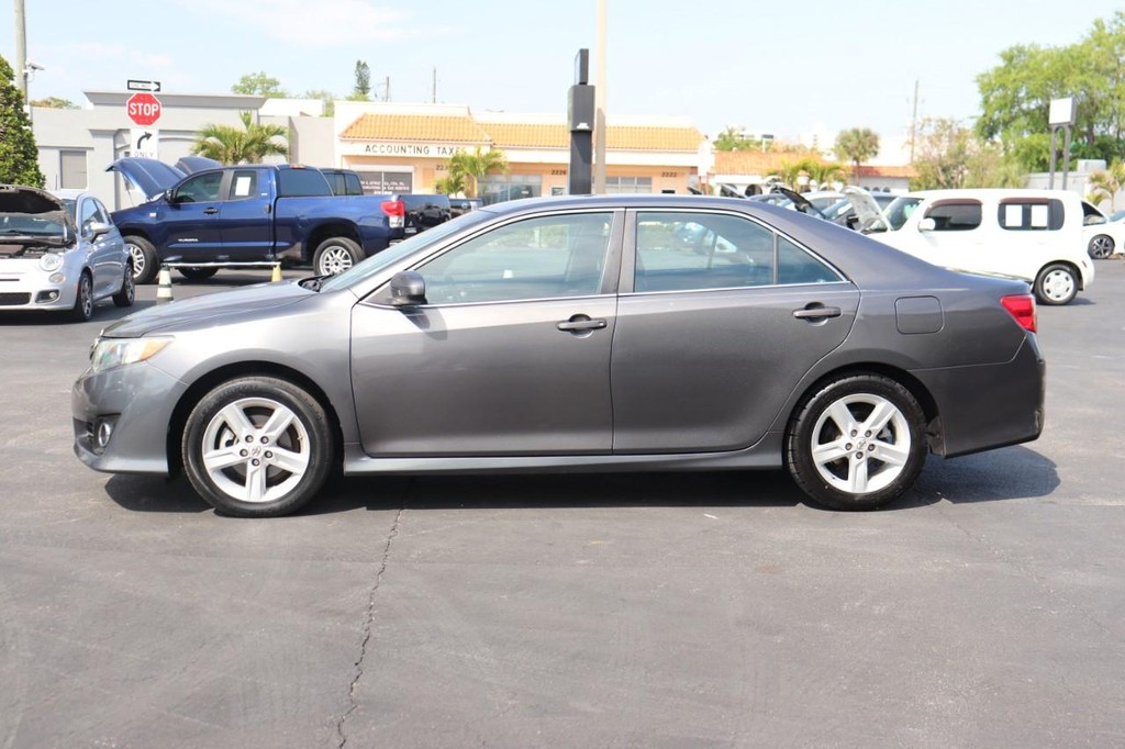 Toyota Camry Vehicle Full-screen Gallery Image 04