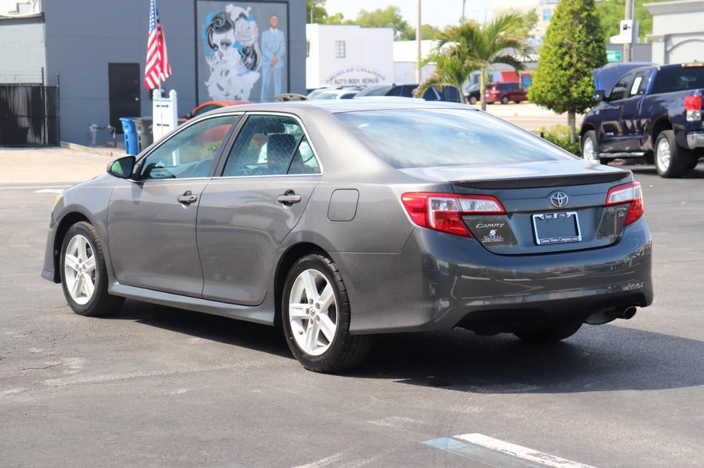 Toyota Camry Vehicle Full-screen Gallery Image 06