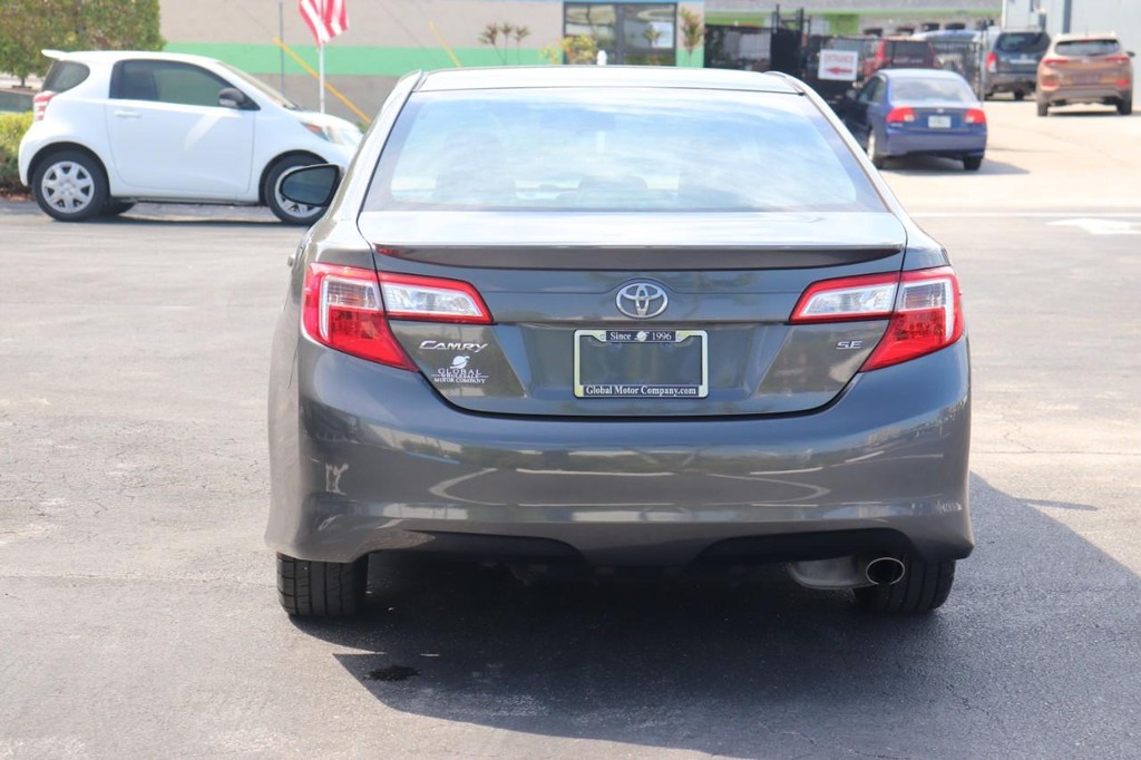 Toyota Camry Vehicle Full-screen Gallery Image 07