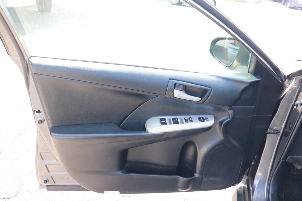 Toyota Camry Vehicle Full-screen Gallery Image 11