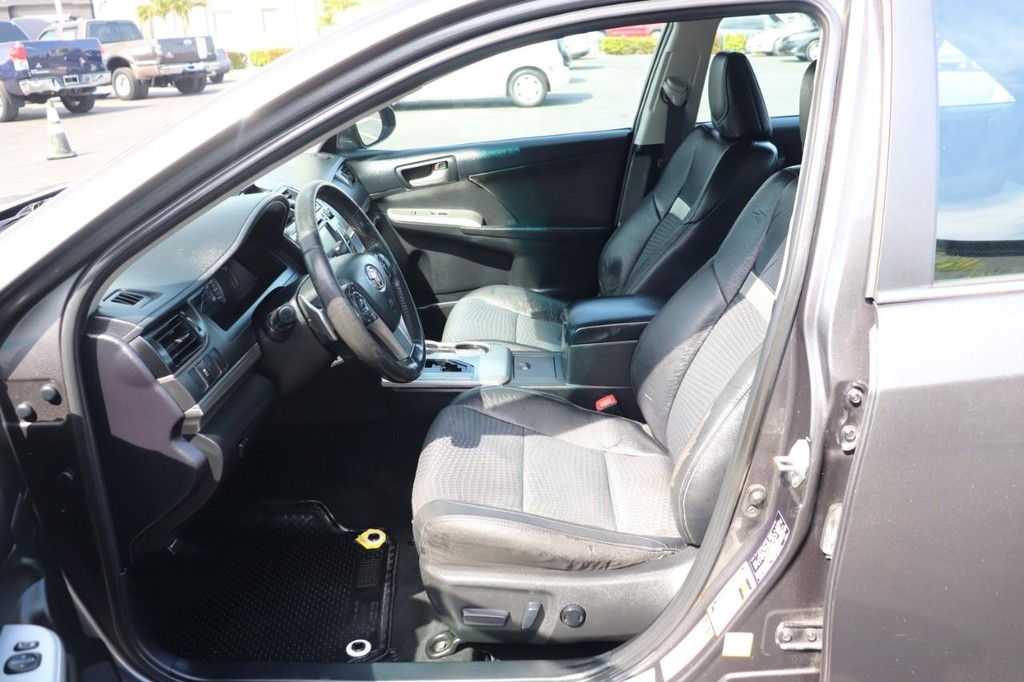 Toyota Camry Vehicle Full-screen Gallery Image 12