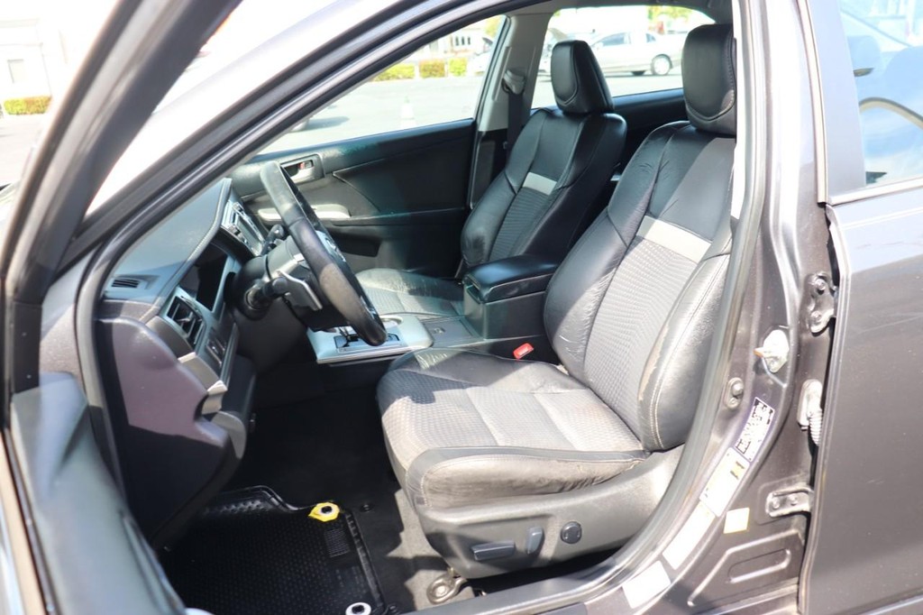 Toyota Camry Vehicle Full-screen Gallery Image 13