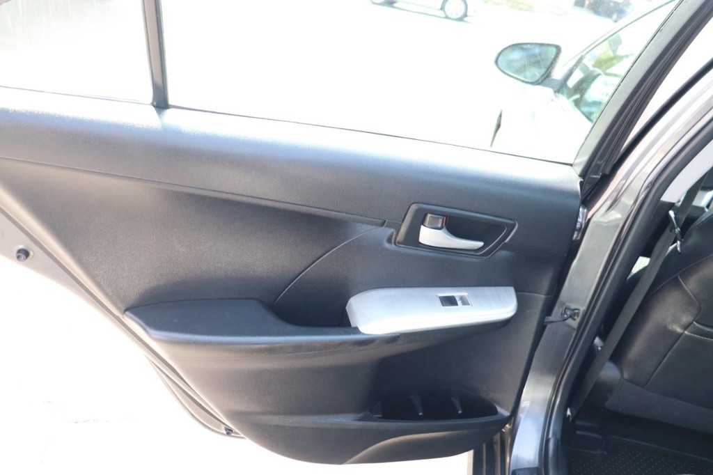 Toyota Camry Vehicle Full-screen Gallery Image 14